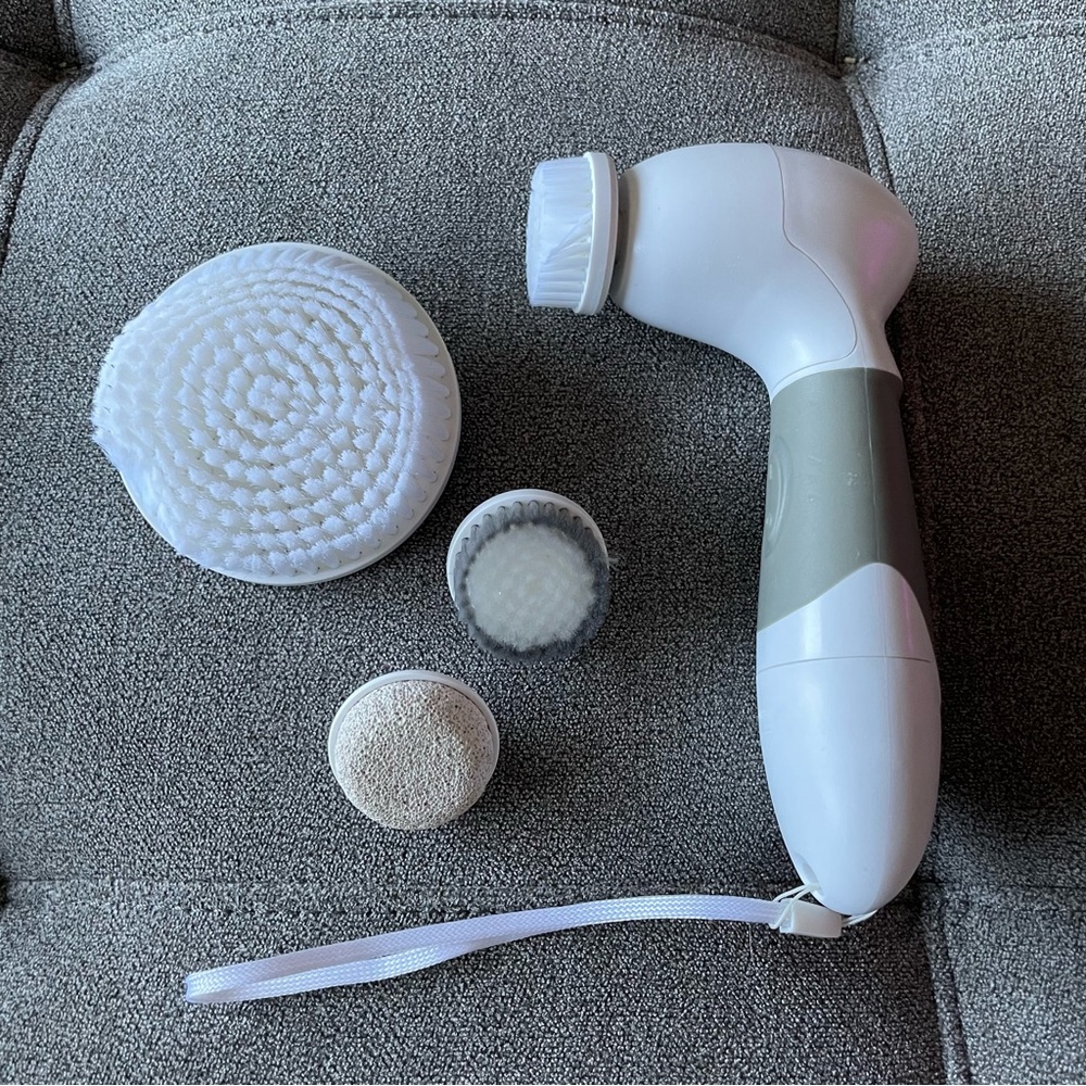 Cleanser/exfoliating brush set